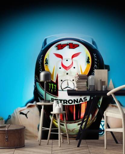 Primer plano de Lewis Hamilton con fondo de pantalla de casco