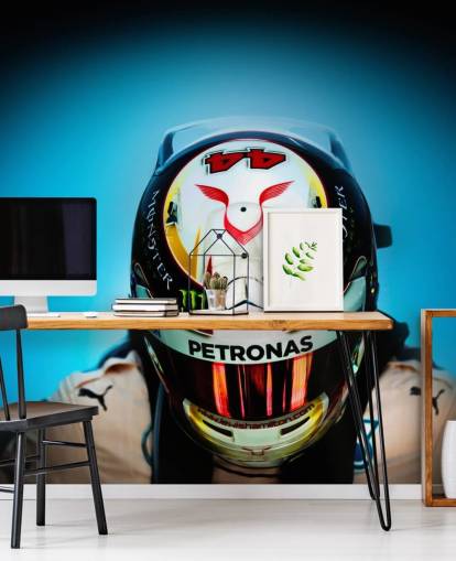 Nahaufnahme von Lewis Hamilton mit Helm-Tapete