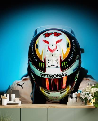 Primer plano de Lewis Hamilton con fondo de pantalla de casco Primer plano de Lewis Hamilton con fondo de pantalla de casco