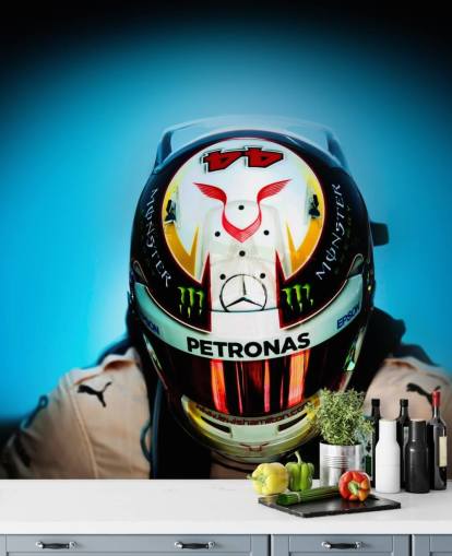 Nærbillede af Lewis Hamilton med hjelm tapet Nærbillede af Lewis Hamilton med hjelm tapet