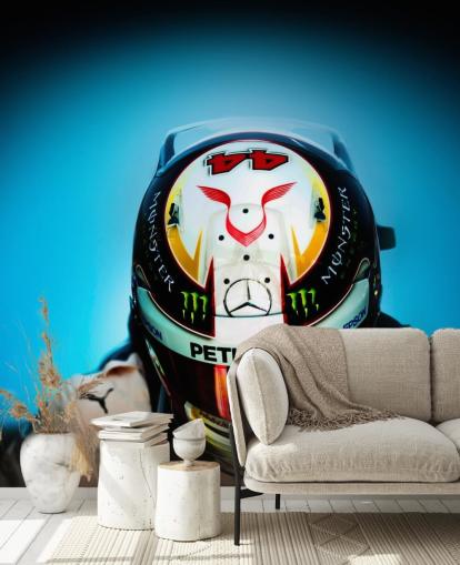 Primer plano de Lewis Hamilton con fondo de pantalla de casco