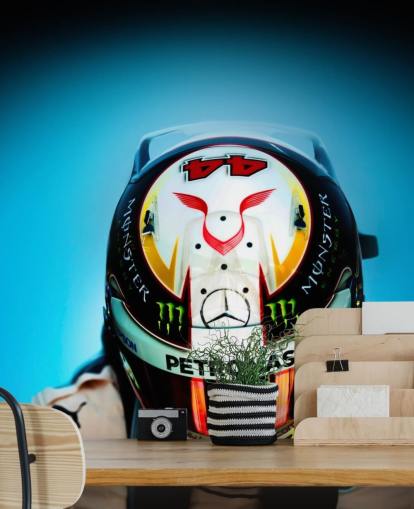Primer plano de Lewis Hamilton con fondo de pantalla de casco