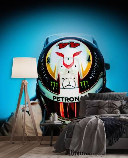 Primer plano de Lewis Hamilton con fondo de pantalla de casco