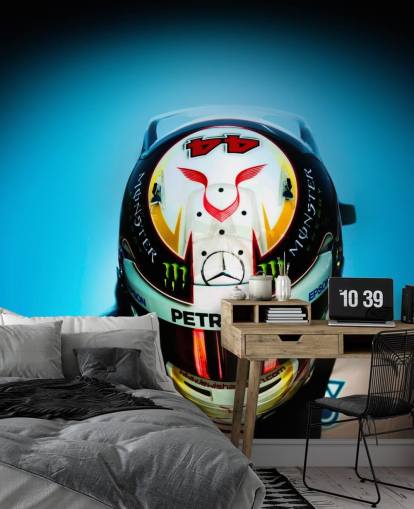 Primo piano di Lewis Hamilton con carta da parati casco