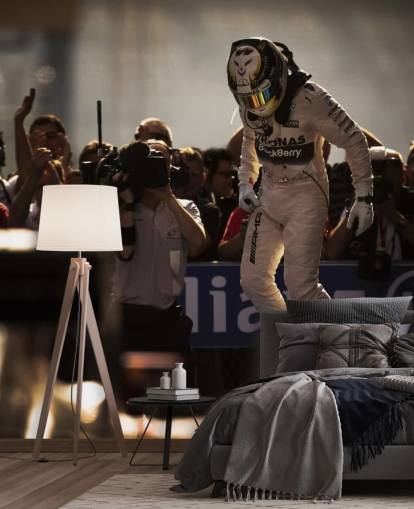 Lewis Hamilton Jumping Taustakuva