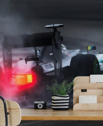 Grå F1 bil med røyk bakgrunn