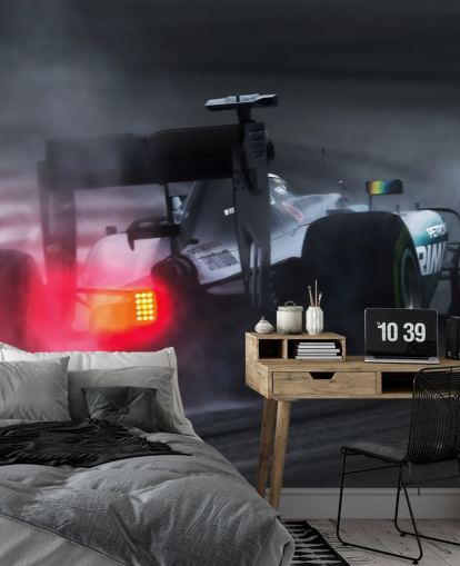 Grå F1 bil med røyk bakgrunn