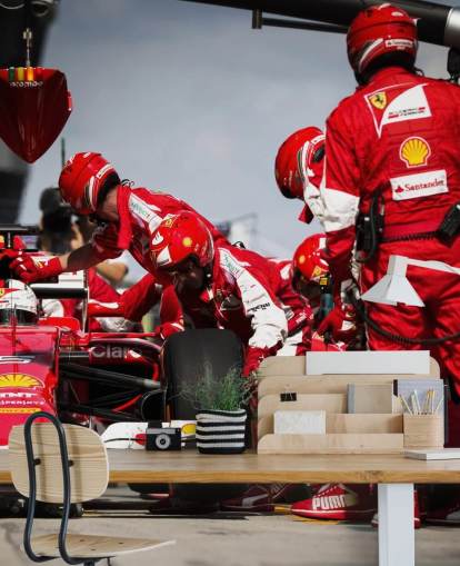 mural rojo personalizable de Fórmula 1 llamado Sebastian Vettel Malaysia 15 para dormitorios y oficinas en casa