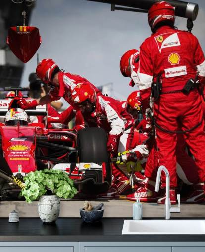 carta da parati murale rossa personalizzabile con formula uno chiamata Sebastian Vettel Malaysia 15 per camere da letto e uffici domestici