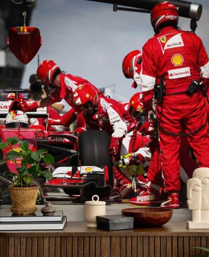 mural rojo personalizable de Fórmula 1 llamado Sebastian Vettel Malaysia 15 para dormitorios y oficinas en casa