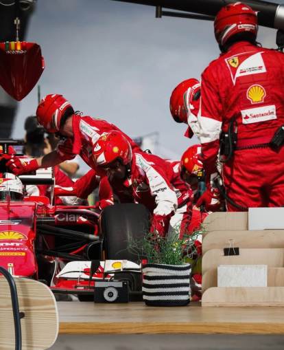 Vettel Wheel Change Wallpaper Vettel Wheel Change Wallpaper