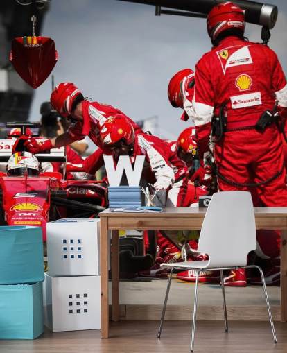 röd anpassningsbar formel ett tapetväggmålning som heter Sebastian Vettel Malaysia 15 för sovrum och hemmakontor