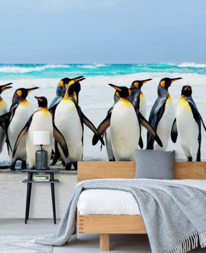 papier peint pingouin lumineux et personnalisable appelé Kings of the Beach pour les chambres d'enfants et les bureaux
