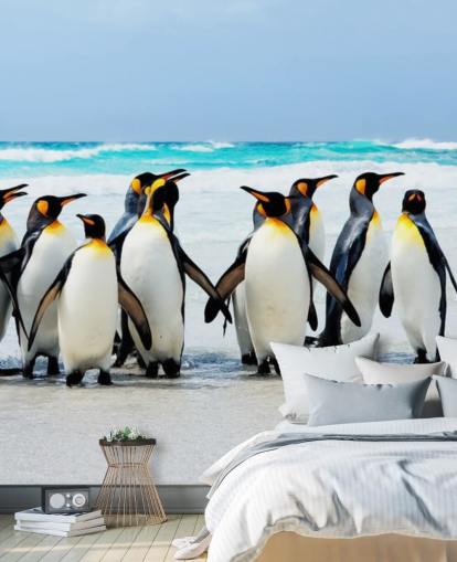 brillante papel pintado personalizable de pingüinos llamado Kings of the Beach para dormitorios y oficinas de niños