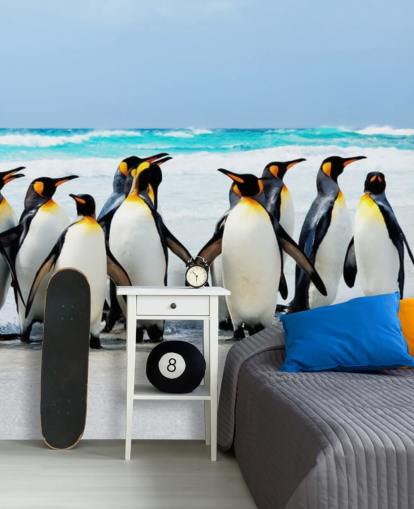 helle personalisierbare Pinguin-Tapete namens Kings of the Beach für Kinderzimmer und Büros
