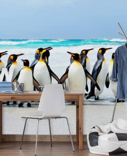 papel de parede de pinguim brilhante e personalizável chamado Kings of the Beach para quartos e escritórios infantis