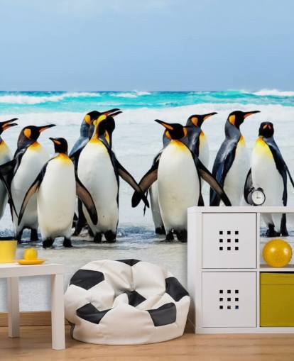 papel de parede de pinguim brilhante e personalizável chamado Kings of the Beach para quartos e escritórios infantis