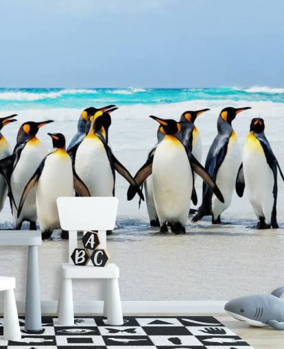 brillante papel pintado personalizable de pingüinos llamado Kings of the Beach para dormitorios y oficinas de niños