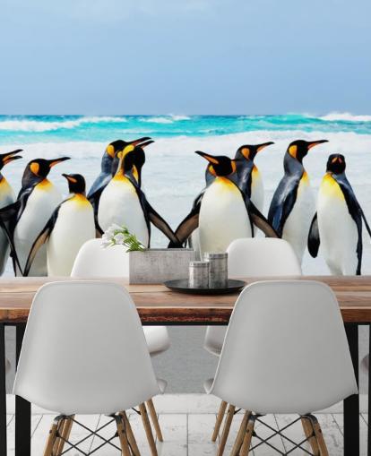helder aanpasbaar pinguïnbehang genaamd Kings of the Beach voor kinderkamers en kantoren