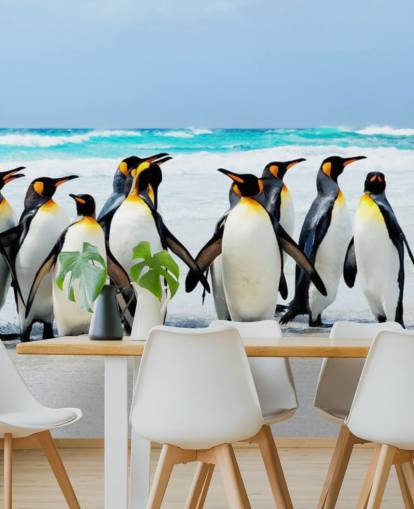 brillante papel pintado personalizable de pingüinos llamado Kings of the Beach para dormitorios y oficinas de niños