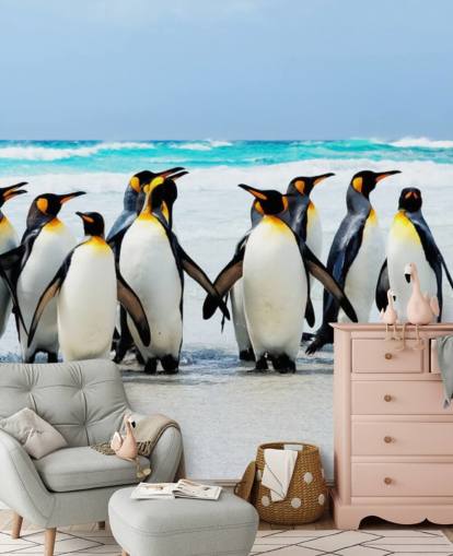 brillante papel pintado personalizable de pingüinos llamado Kings of the Beach para dormitorios y oficinas de niños