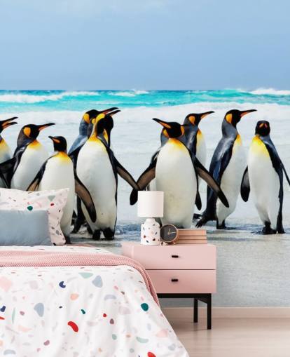 helle personalisierbare Pinguin-Tapete namens Kings of the Beach für Kinderzimmer und Büros