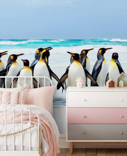 kirkas muokattava pingviinitapetti nimeltä Kings of the Beach lasten makuuhuoneisiin ja toimistoihin