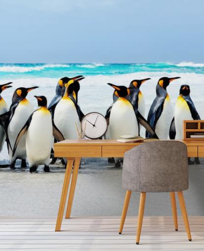 brillante papel pintado personalizable de pingüinos llamado Kings of the Beach para dormitorios y oficinas de niños