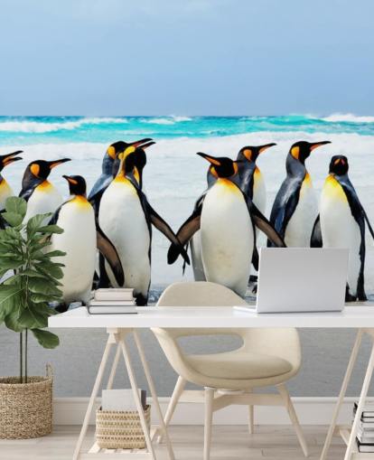 brillante papel pintado personalizable de pingüinos llamado Kings of the Beach para dormitorios y oficinas de niños