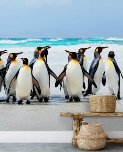 brillante papel pintado personalizable de pingüinos llamado Kings of the Beach para dormitorios y oficinas de niños