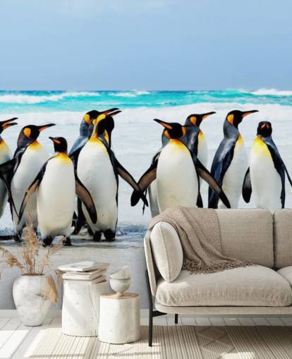 brillante papel pintado personalizable de pingüinos llamado Kings of the Beach para dormitorios y oficinas de niños
