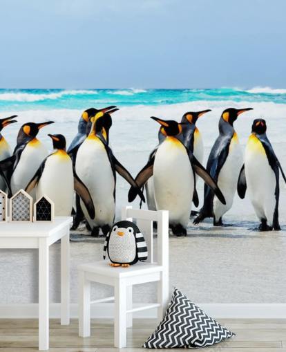 helder aanpasbaar pinguïnbehang genaamd Kings of the Beach voor kinderkamers en kantoren