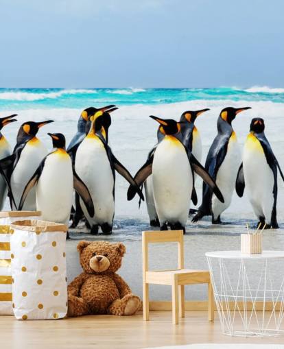 papel de parede de pinguim brilhante e personalizável chamado Kings of the Beach para quartos e escritórios infantis