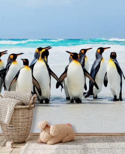 brillante papel pintado personalizable de pingüinos llamado Kings of the Beach para dormitorios y oficinas de niños