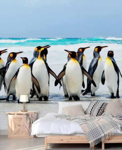 brillante papel pintado personalizable de pingüinos llamado Kings of the Beach para dormitorios y oficinas de niños