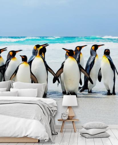 brillante papel pintado personalizable de pingüinos llamado Kings of the Beach para dormitorios y oficinas de niños