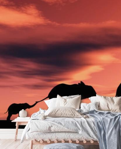 Elefanttiperhe auringonlaskun seinämaalauksessa Elefanttiperhe auringonlaskun seinämaalauksessa