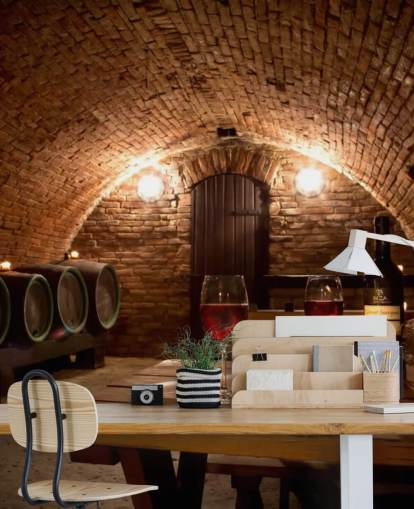 Acogedor papel pintado de bodega con dos copas de vino tinto