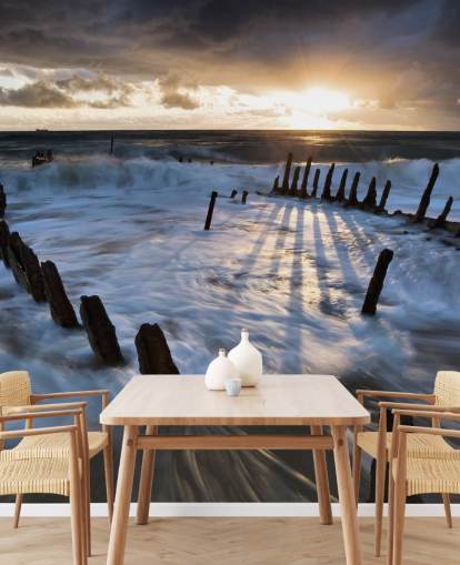 Decorazione murale con spiaggia serale con onde schiumose