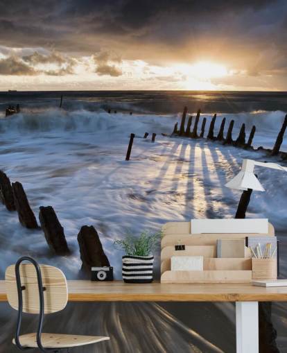 Decorazione murale con spiaggia serale con onde schiumose Decorazione murale con spiaggia serale con onde schiumose