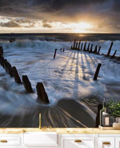 Avondstrand met schuimige golven muurschildering Avondstrand met schuimige golven muurschildering