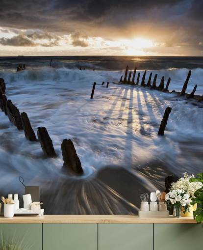 Decorazione murale con spiaggia serale con onde schiumose