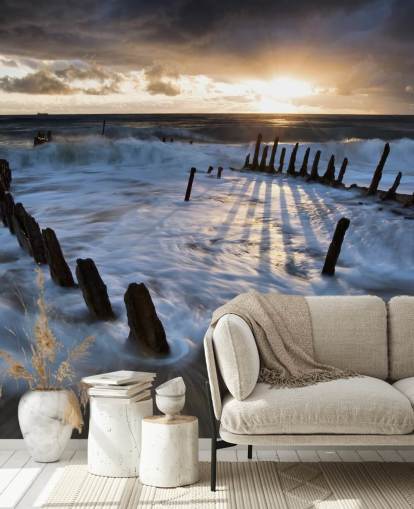 Decorazione murale con spiaggia serale con onde schiumose Decorazione murale con spiaggia serale con onde schiumose