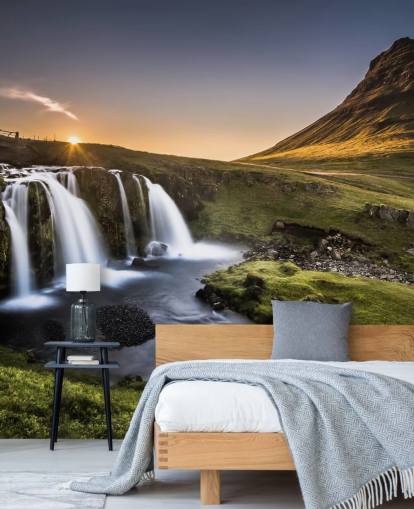 Carta da parati con cascata in campagna verde