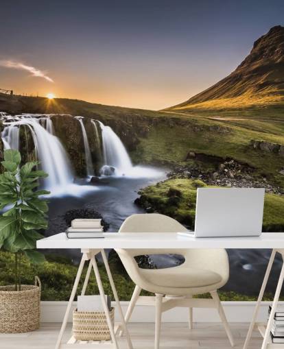 Carta da parati con cascata in campagna verde