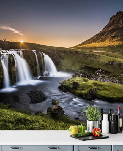 Fondo de pantalla de cascada en campo verde