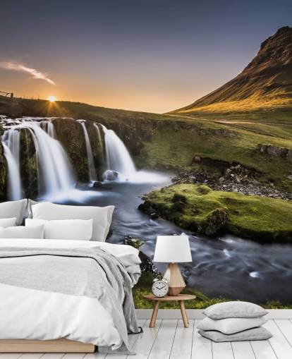 Fondo de pantalla de cascada en campo verde