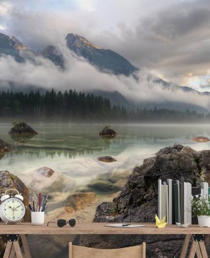 Fondo de pantalla Rocky Misty Lake