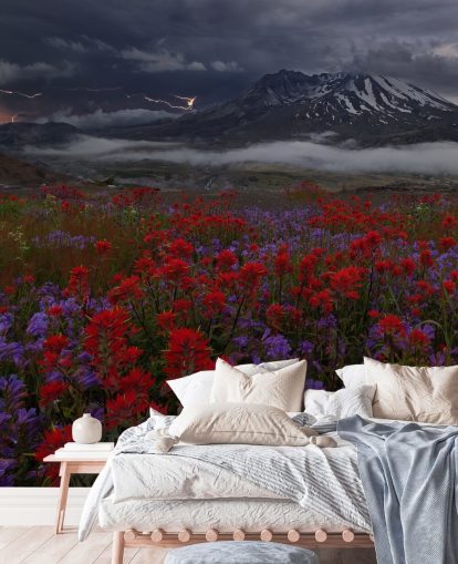 rote und lila Blumenwiese mit Bergtapete rote und lila Blumenwiese mit Bergtapete