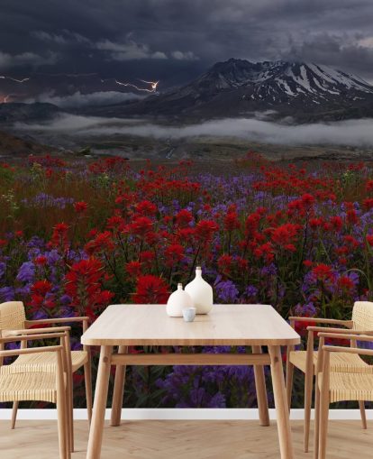 prado de flores rojas y moradas con papel tapiz de montaña prado de flores rojas y moradas con papel tapiz de montaña